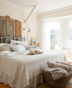 45-Cozy-Rustic-Bedroom-Design-Ideas-with-white-bed-pillow-blanket-rattan-basket-window-lamp-nightstand-carpet-and-hardwood-floor-flower