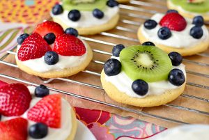 Mini-Fruit-Pizzas-with-Marshmallow-Creme-Frosting-03_mini